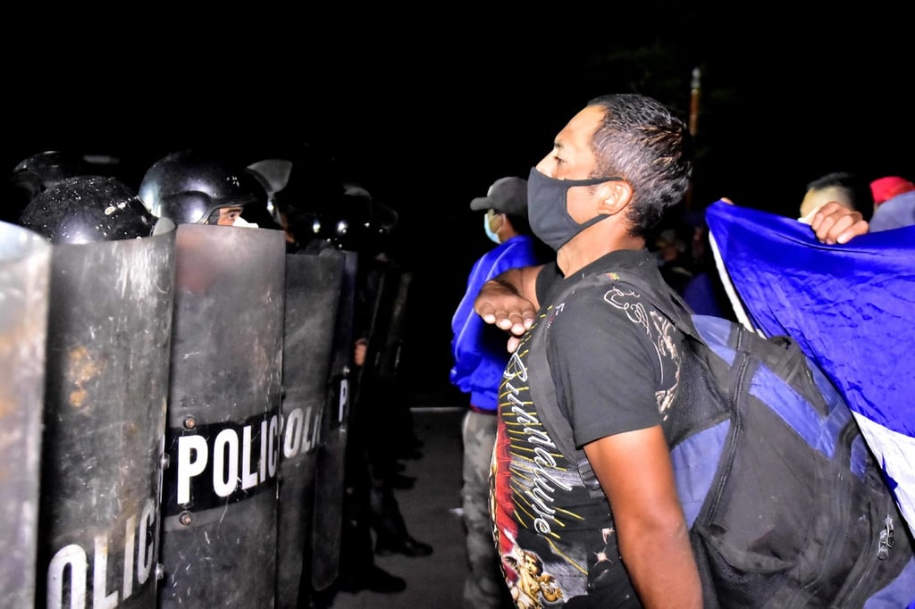Hondureños rebasan cordones policiacos