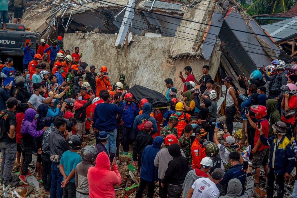 Suman 46 los muertos del sismo en Indonesia