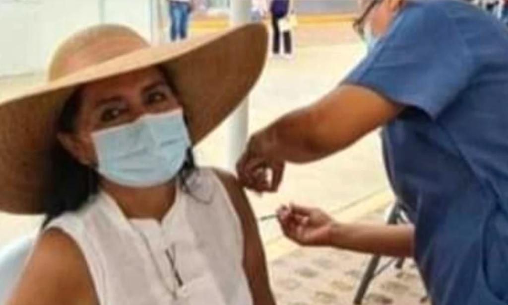 Regidora morenista en Acapulco recibe vacuna contra COVID