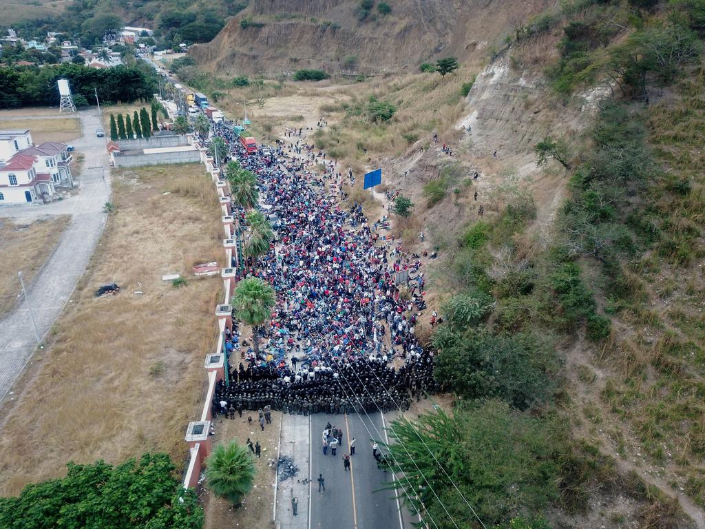 Caravana migrante sigue detenida en carretera de Guatemala