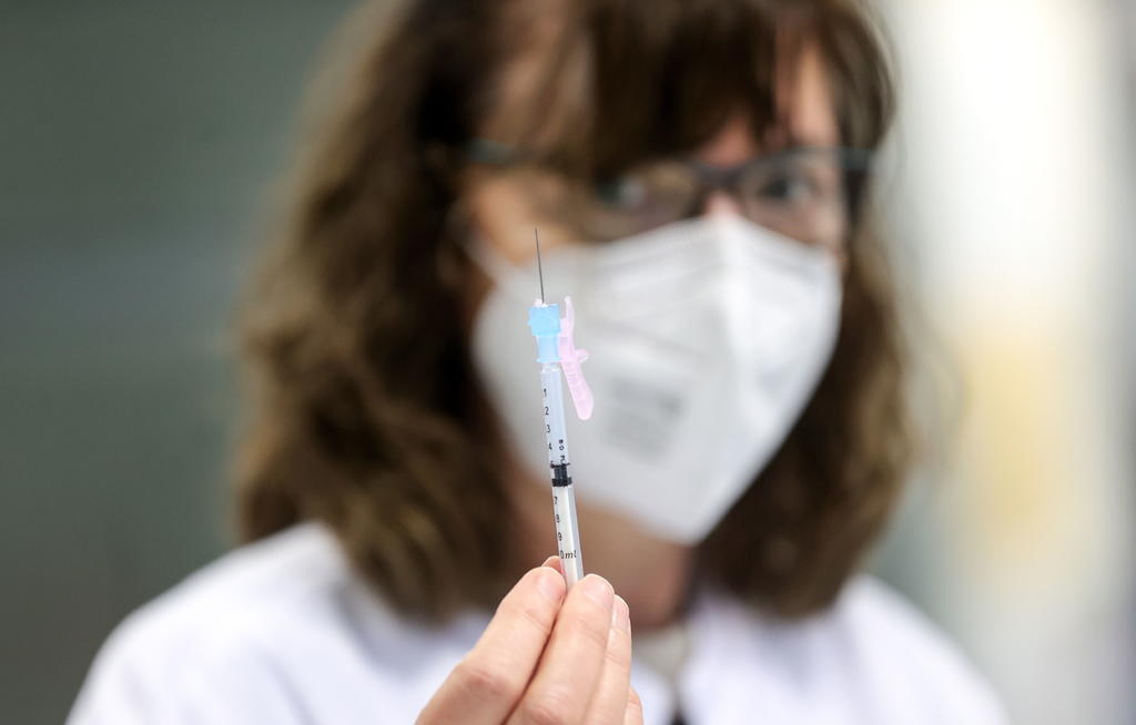 No cambiará Alemania su plan de vacunación tras revisión en Noruega