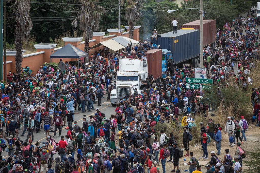 Desaloja Guatemala a 7 mil hondureños de caravana migrante