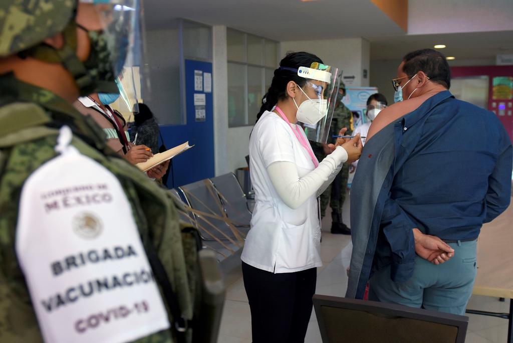 Presentan reacción a vacuna COVID 100 trabajadores en Oaxaca