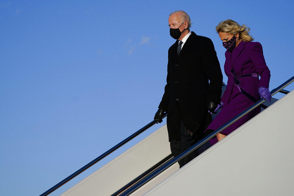 Biden aterriza en base militar en las afueras de Washington para su investidura