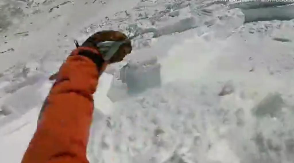 Esquiador graba el momento en el que es arrastrado por una avalancha en la cima de una montaña