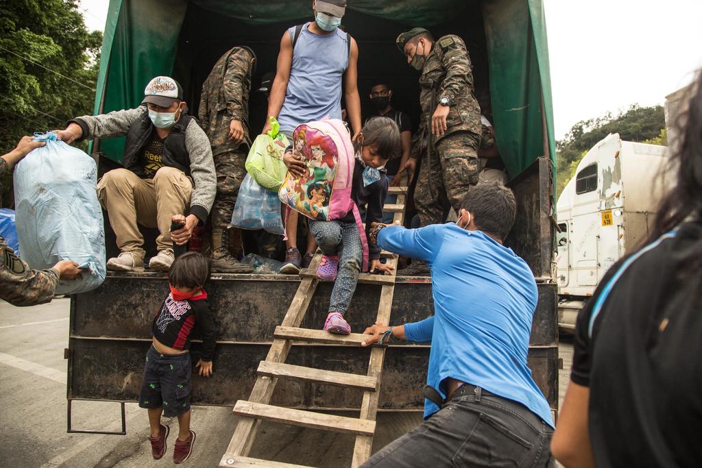 Arriban a frontera México-Guatemala grupos de migrantes
