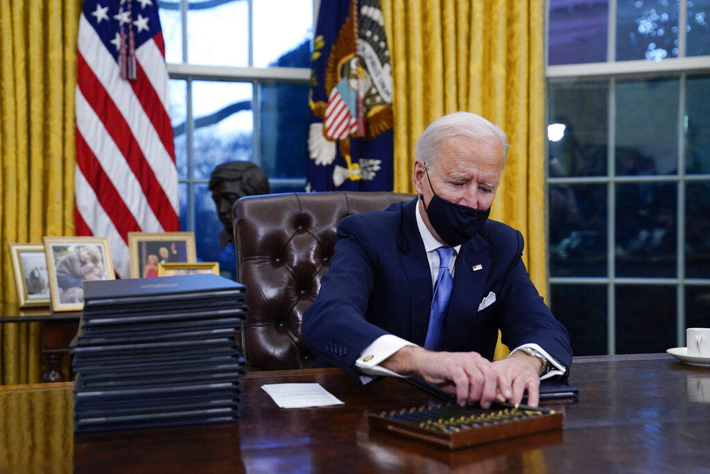 Joe Biden firma sus primeros decretos: regresa al Acuerdo de París y a la OMS