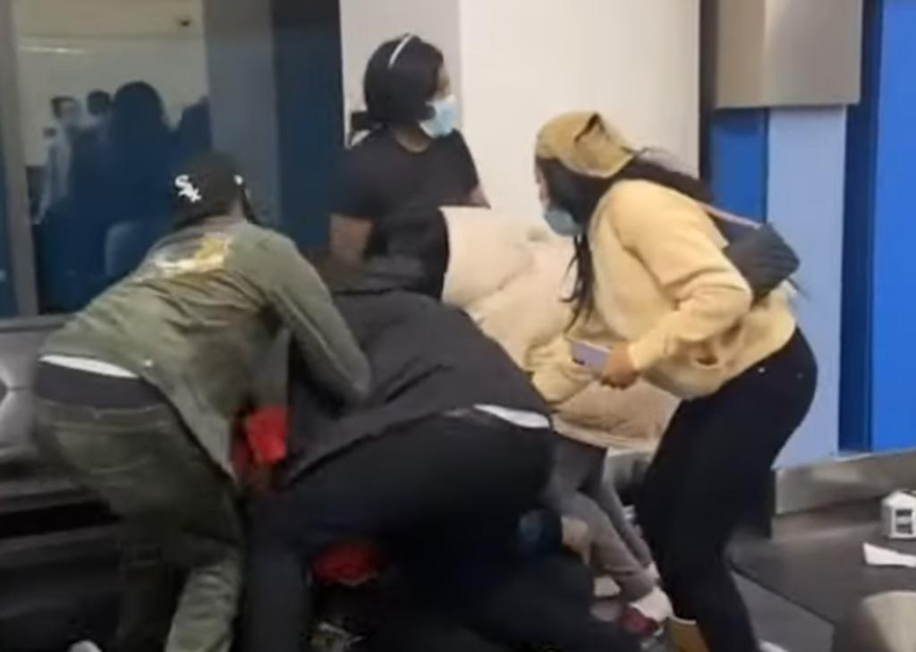 Empleados de aerolínea son atacados por tres clientes tras una disputa de equipaje
