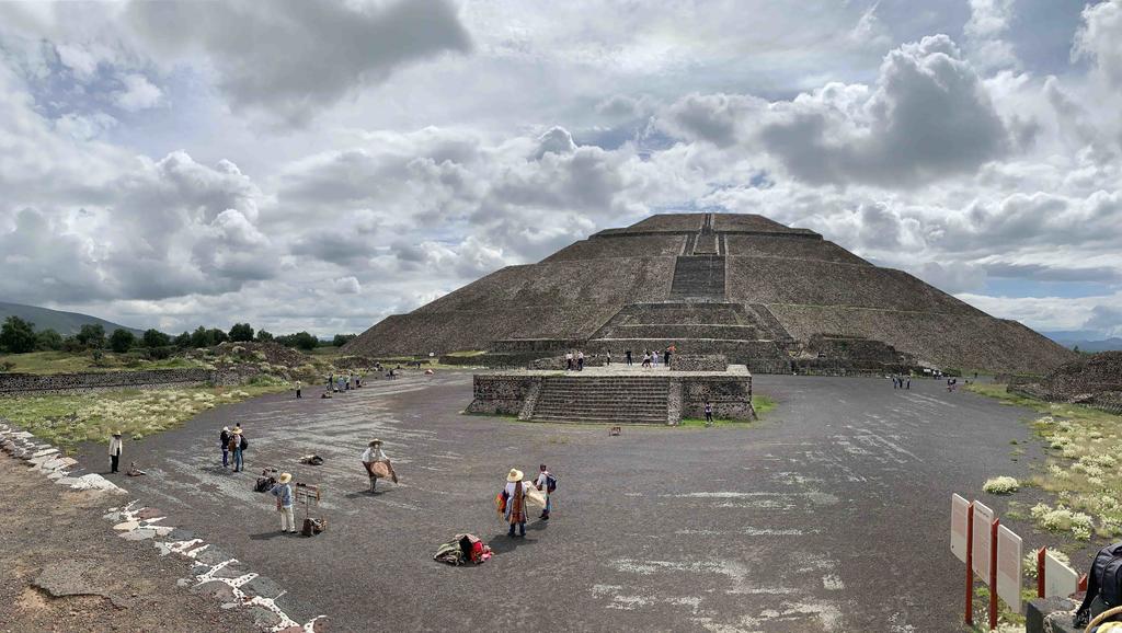 Rescatan a siete personas extraviadas en cueva de Teotihuacán