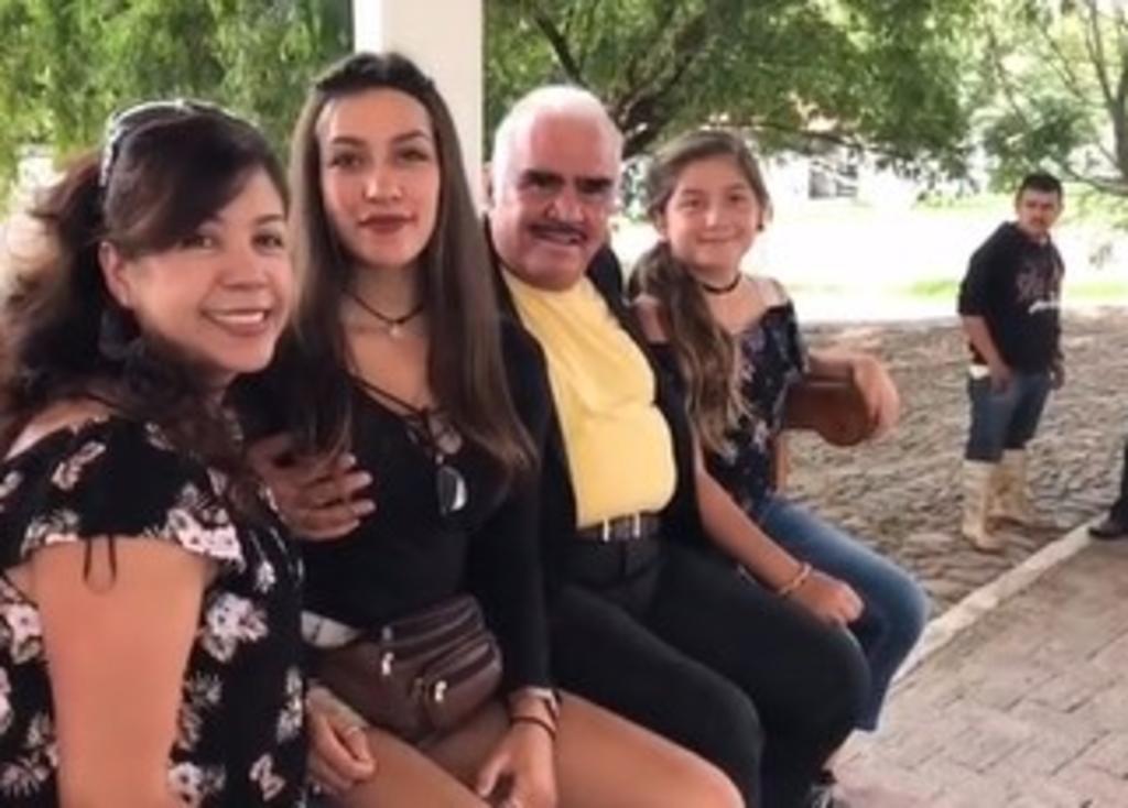 Exhiben a Vicente Fernández tocando a una joven