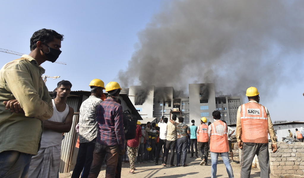 Reportan al menos 5 muertos tras incendio en fábrica de vacunas de India