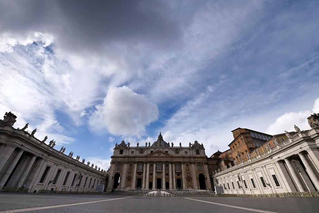 Condena Vaticano al expresidente de su banco y a dos socios por malversar