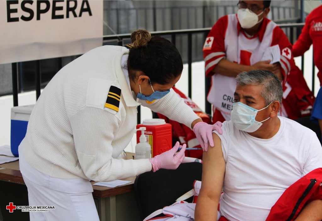 Vacunan contra Covid-19 a paramédicos de la Cruz Roja en Durango