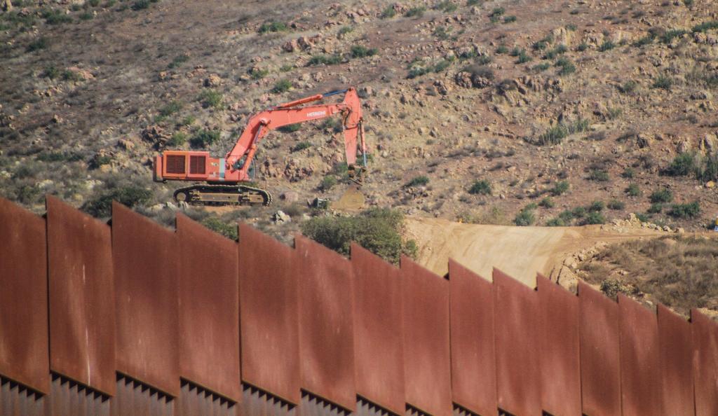Biden frena construcción de muro fronterizo, pero contrato sigue