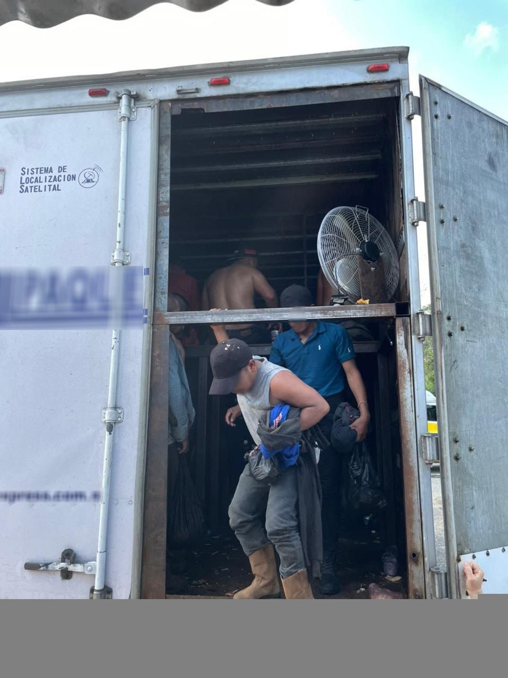 Rescatan a 128 migrantes dentro de tráiler en Veracruz