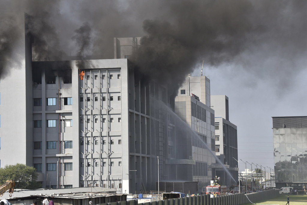 Se incendia fábrica donde se produce suero en India