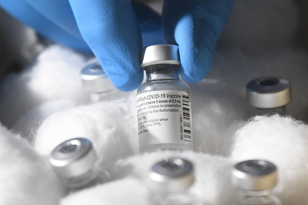 Anuncia OMS acuerdo con Pfizer para distribuir vacunas en países pobres