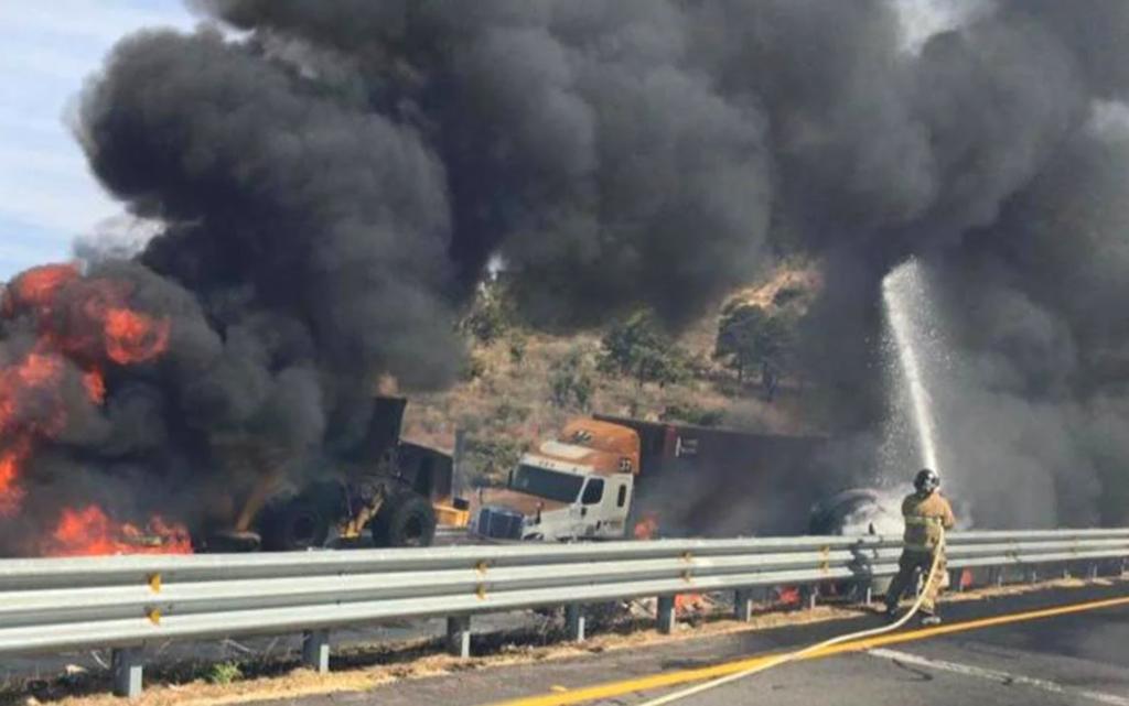 Choque múltiple en Michoacán deja dos muertos y vehículos calcinados