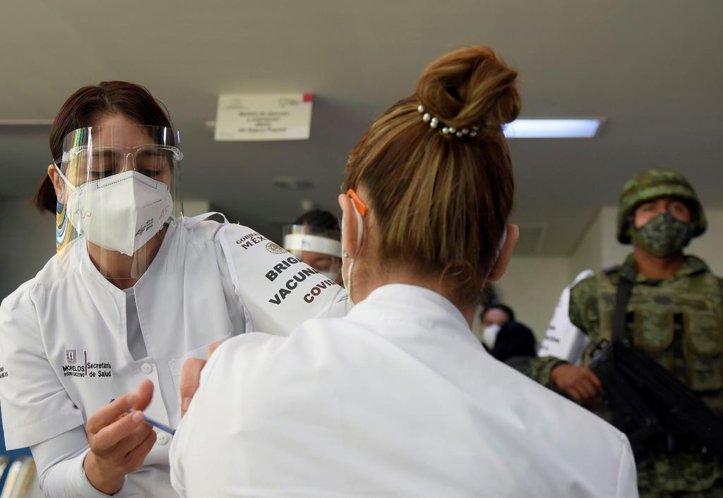 Detienen a dos trabajadores del ISSSTE por presunto robo de vacunas COVID en Cuernavaca