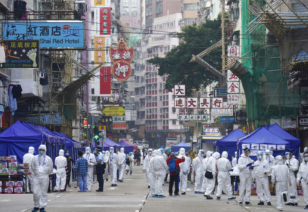 Confinan a miles de habitantes en Hong Kong para contener brote de COVID