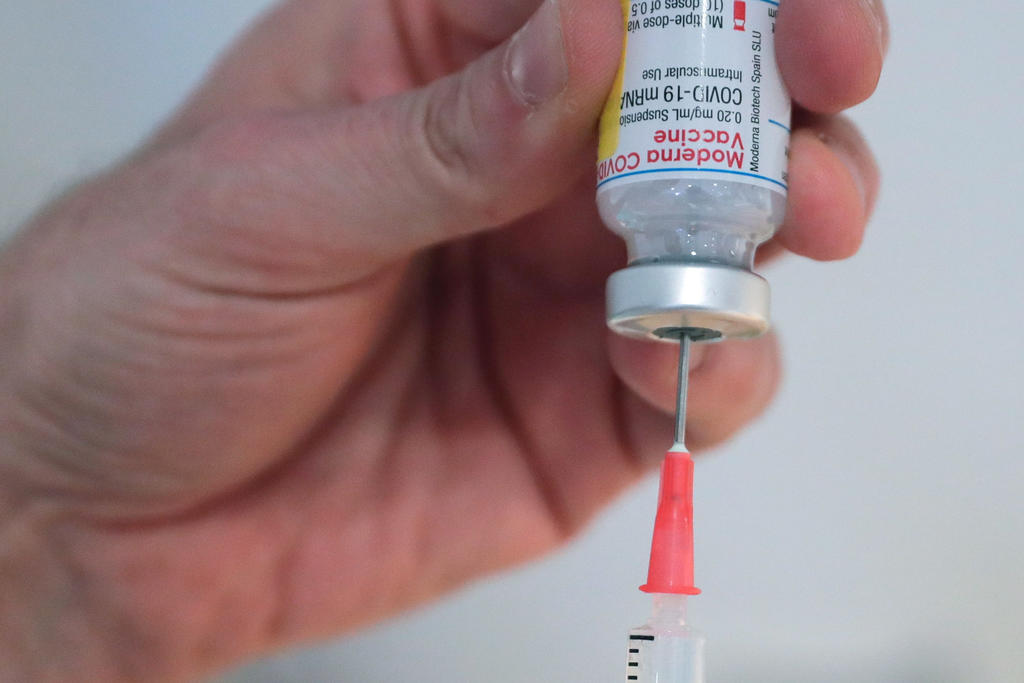 Alerta Cofepris sobre comercialización ilegal de vacuna de Moderna contra COVID