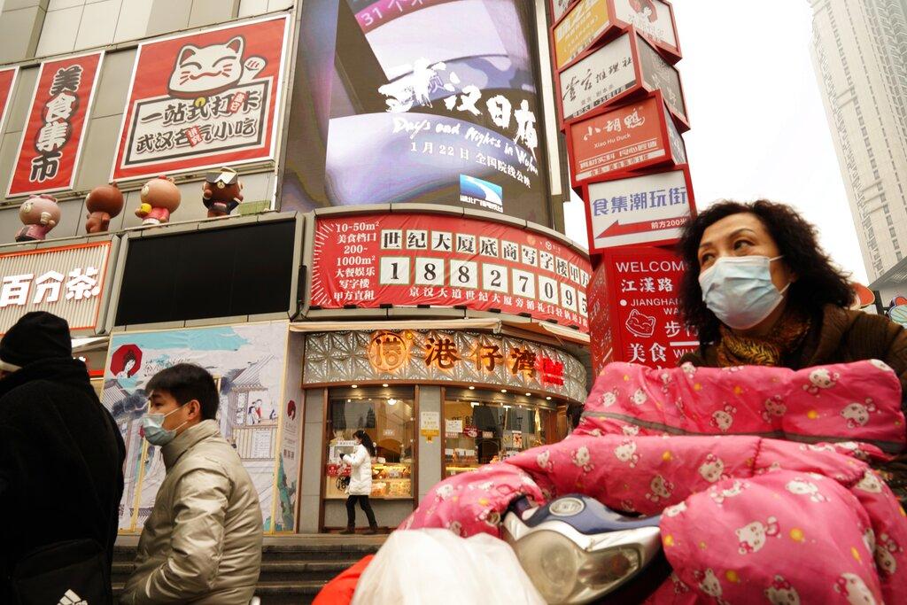 Un año después del brote de COVID en Wuhan el mundo sigue en crisis