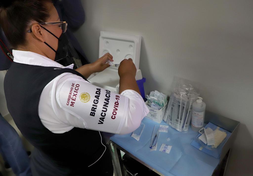 México inicia vacunación contra COVID a maestros en Campeche