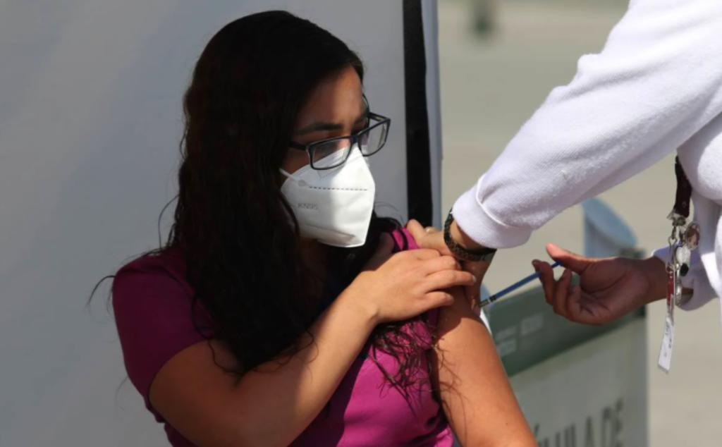 Vacunan contra COVID a 2 mil 766 profesores en Campeche