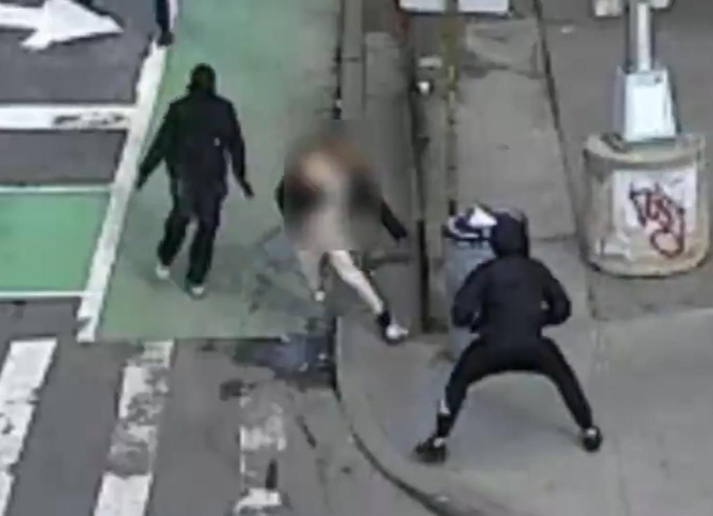Golpean y despojan de su ropa a un hombre en plena calle en Nueva York