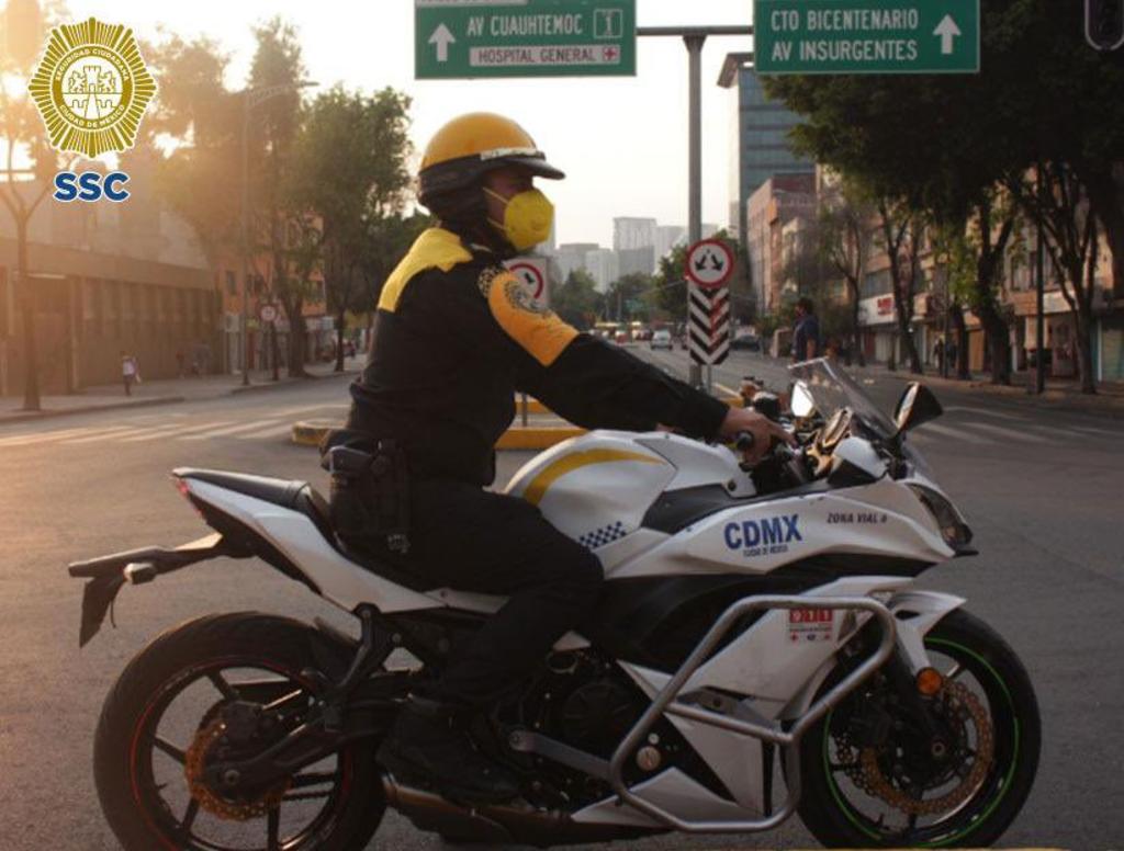 Policía de la CDMX regresa mochila con 30 mil pesos a su joven propietario