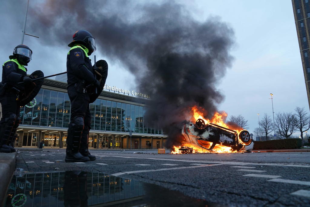 Manifestantes contra toque de queda en Países Bajos se enfrentan ante agentes policiacos