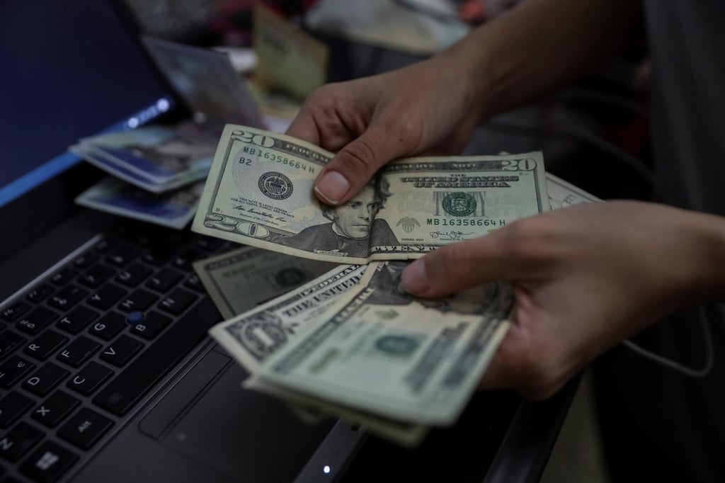 Peso pierde frente al  dólar tras Covid de AMLO