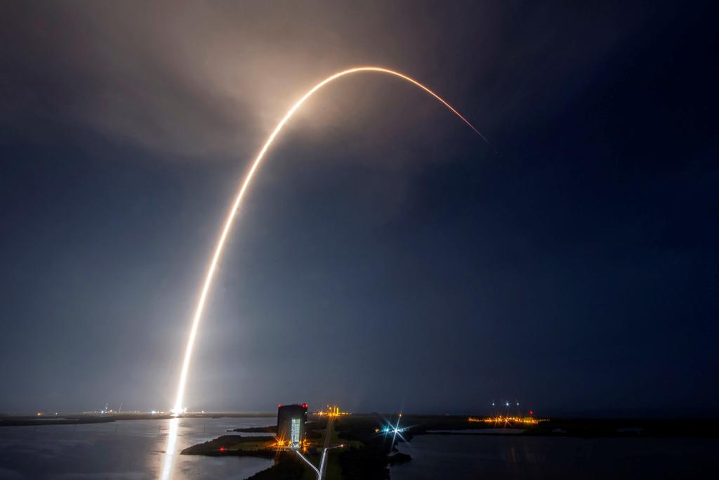 Lanza SpaceX récord de satélites en un solo cohete