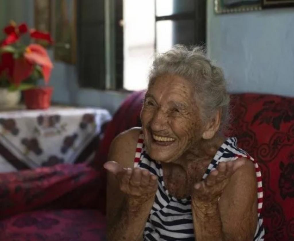 Mujer de 108 años rechaza vacuna contra COVID para 'regalarla' a alguien joven