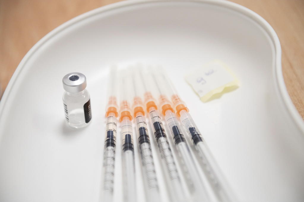 Acusan a paramédico latino de robar vacunas contra COVID-19 en Florida