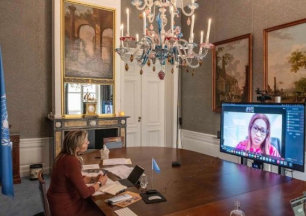 La reina Máxima de Holanda aparece descalza en una reunión virtual