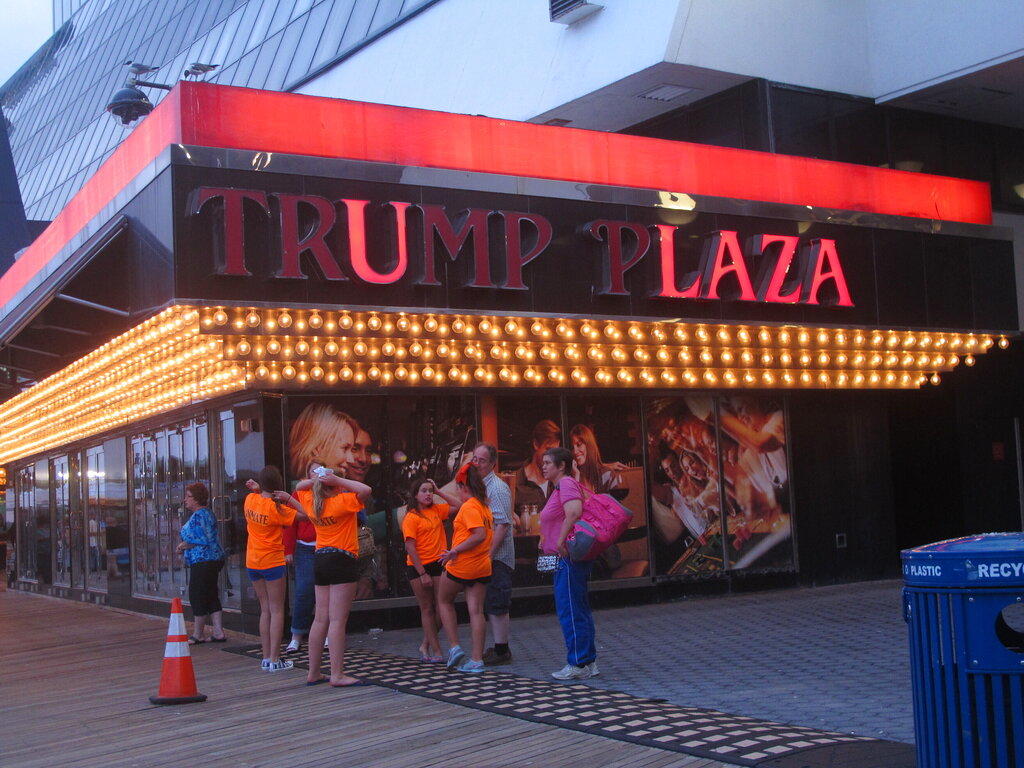Residentes de complejo de condominios piden que ya no se llame Trump Plaza