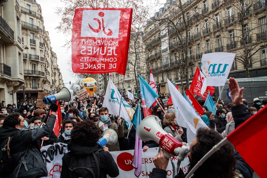 Maestros y estudiantes exigen apoyos en Francia