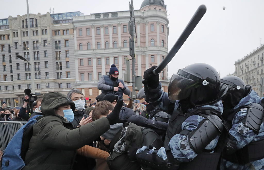 Multa Rusia a redes sociales por llamar a menores a asistir a protestas