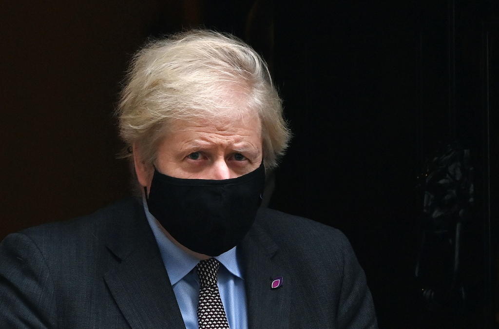 Confirma Boris Johnson cuarentena a viajeros de países con nuevas cepas