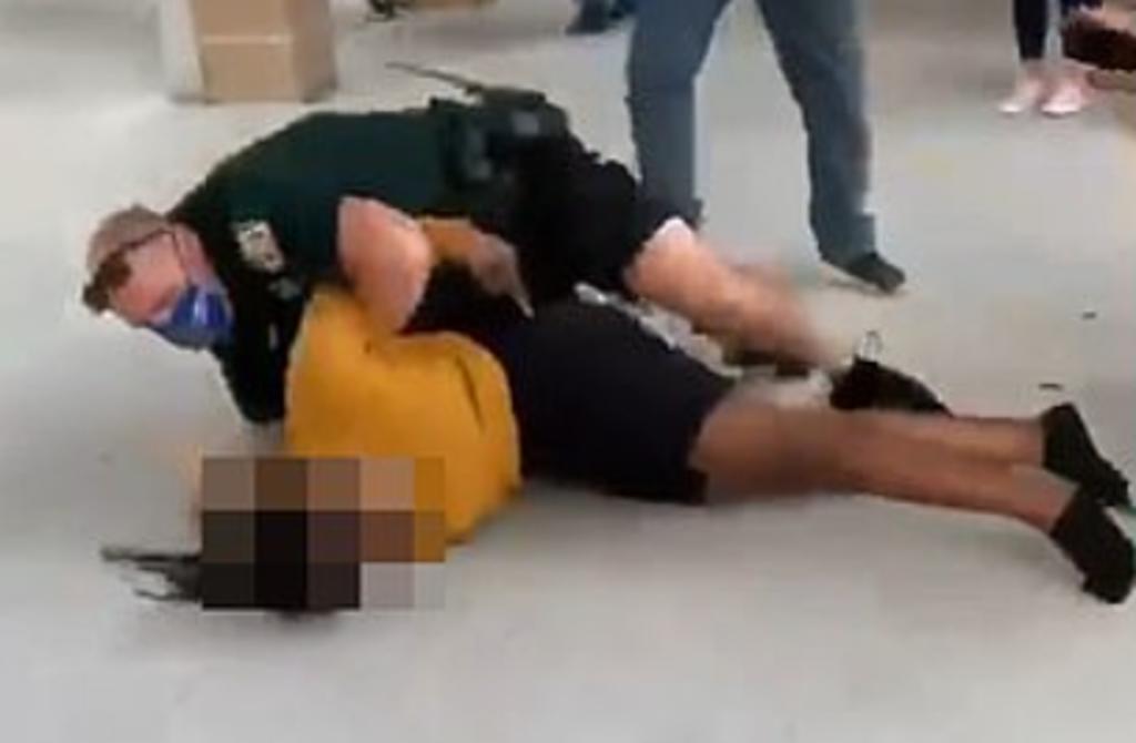 Estudiante pierde la conciencia tras ser estrellada contra el piso por un policía