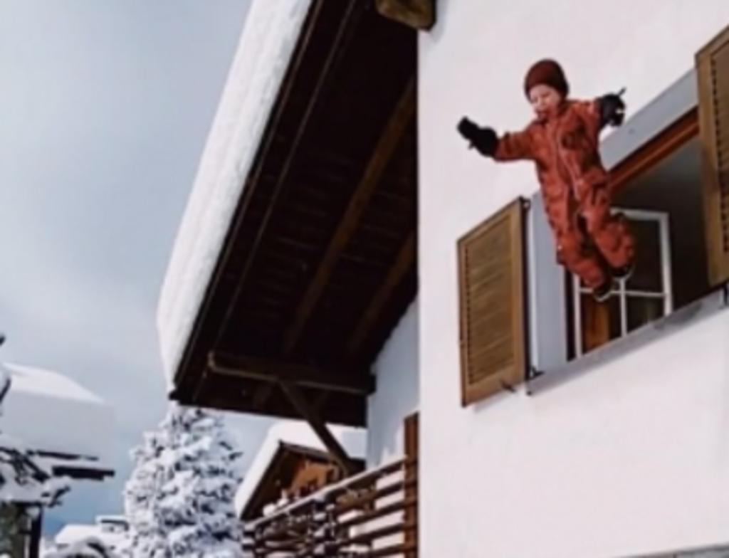 Niño de 4 años salta desde un segundo piso hacia la nieve mientras su padre lo graba