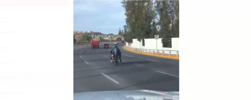 Duranguense en patines es 'remolcado' por motocicleta en pleno bulevar Guadiana