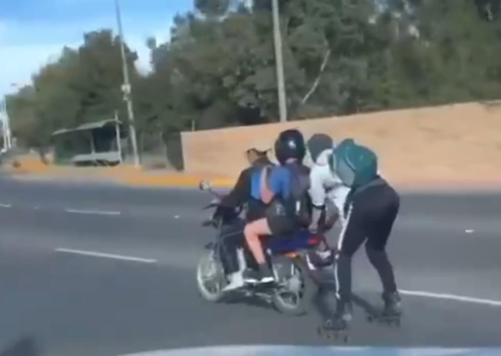 Viral: duranguense se traslada en patines impulsado por motocicleta