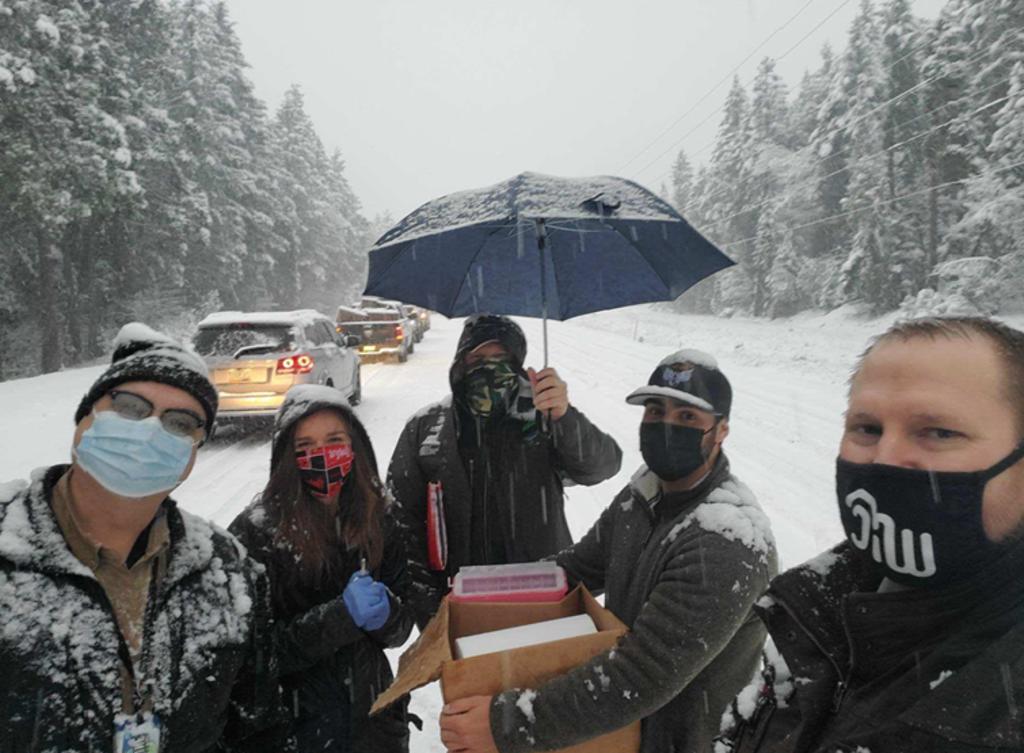 Trabajadores de Salud varados por la nieve reparten vacunas COVID en la carretera