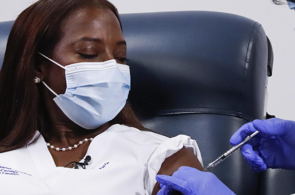 Denuncian desigualdad racial al aplicar vacunas en EUA