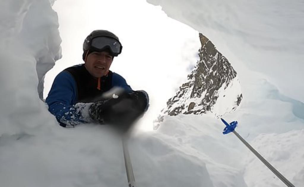 Esquiador cae sobre una grieta mientras esquiaba y es rescatado por un helicóptero
