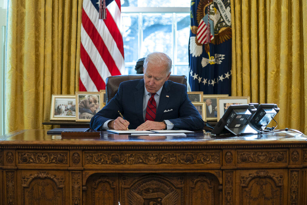 Joe Biden anula regla que impedía apoyo financiero de EUA a abortos en el extranjero