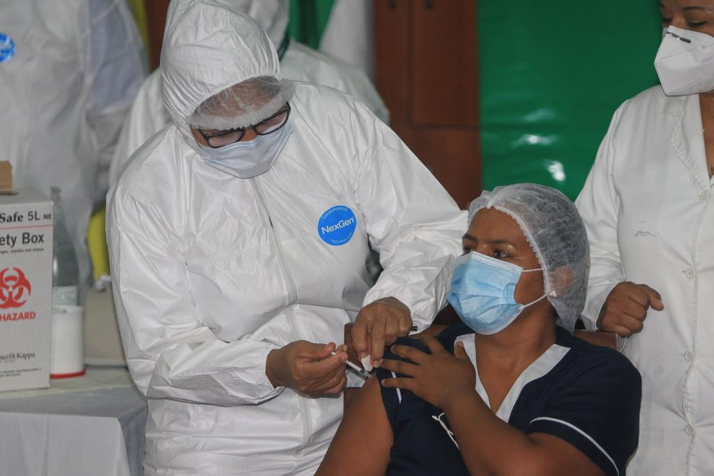 Enfermera, primera persona en recibir la vacuna contra COVID-19 en Bolivia
