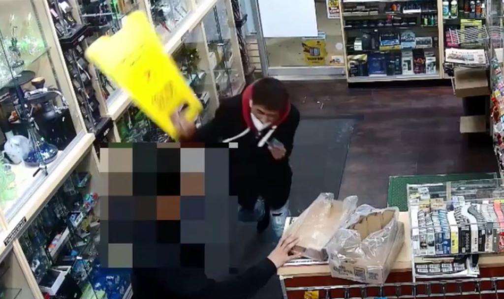 Cliente golpea con un letrero al empleado de una tienda tras una disputa sobre boletos de lotería